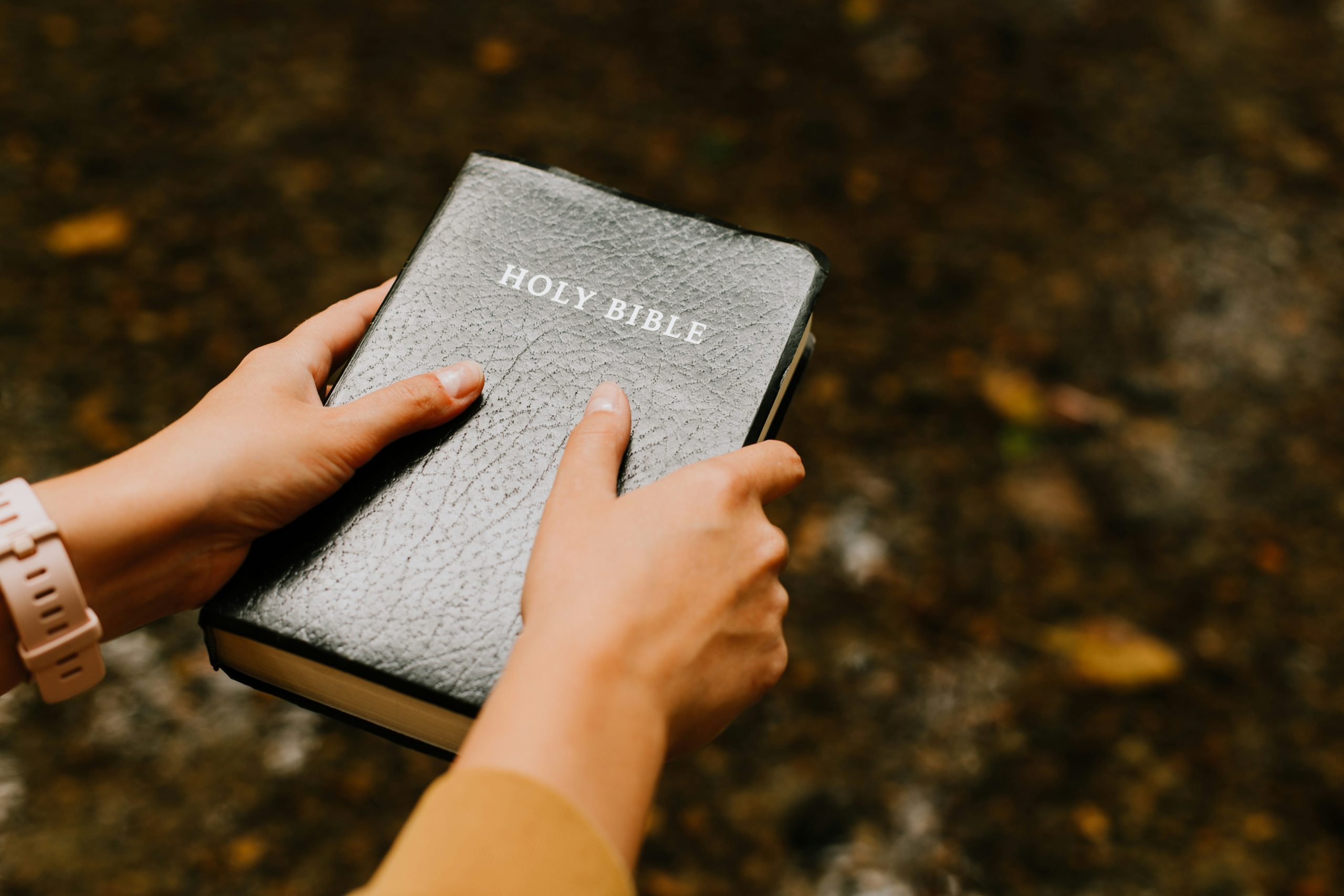 priscilla-du-preez-A5ORfo8CM1E-unsplash Holding a Bible